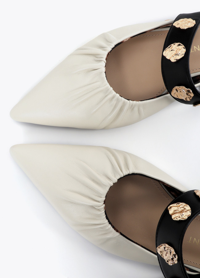 Flacher Schuh mit Elastik und Metallapplikationen