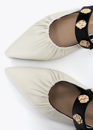 Chaussure Plate avec Élastique et Appliques Métalliques