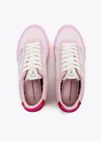 Sneaker aus Netzstoff und verschiedenen Materialien