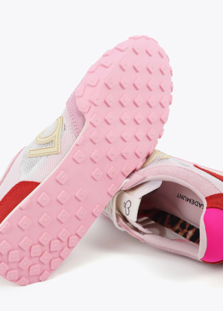 Sneaker aus Netzstoff und verschiedenen Materialien