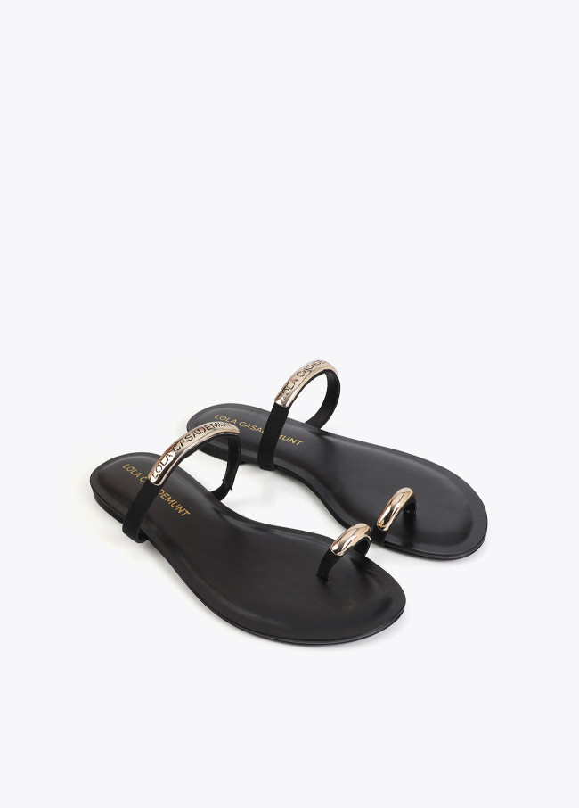 Zapato plano con pieza logotipada