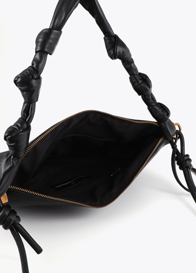 Borsa a tracolla con patta e manico a nodi