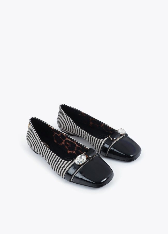 Flacher Schuh aus gestreiftem Canvas-Stoff mit...