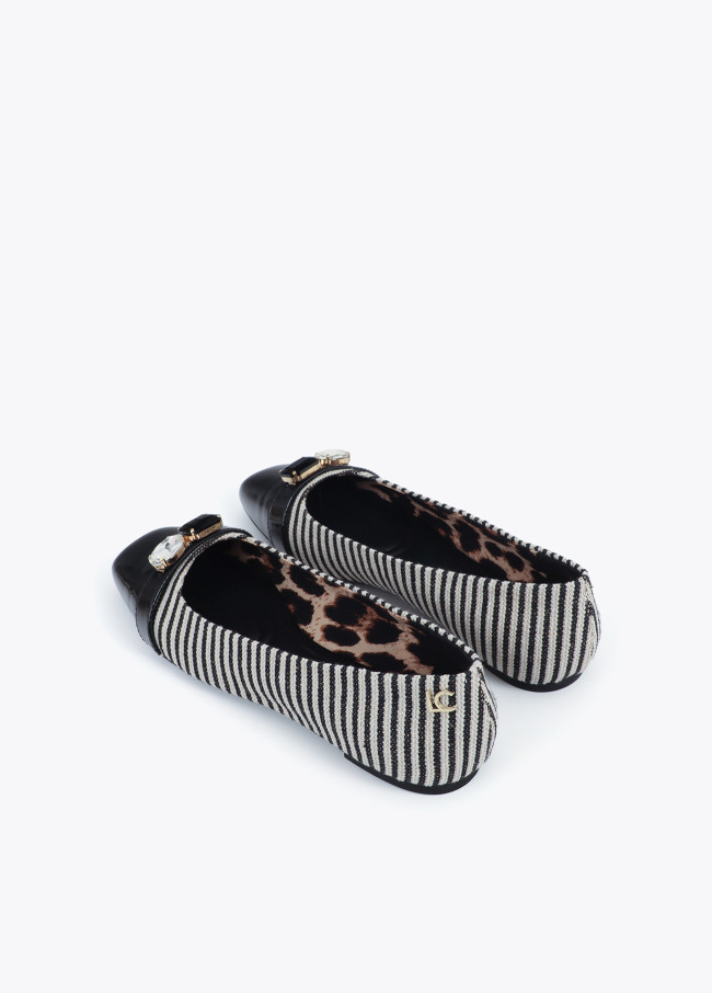 Flacher Schuh aus gestreiftem Canvas-Stoff mit...