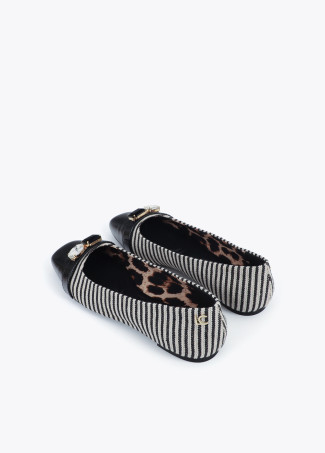 Flacher Schuh aus gestreiftem Canvas-Stoff mit Kristalldetail