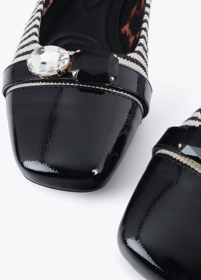 Flacher Schuh aus gestreiftem Canvas-Stoff mit...