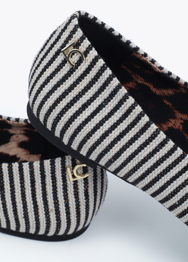 Flacher Schuh aus gestreiftem Canvas-Stoff mit...
