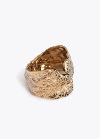 Brazalete irregular en dorado con textura