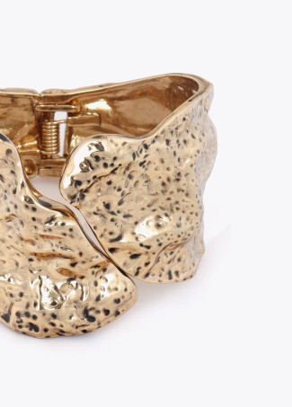 Brazalete irregular en dorado con textura