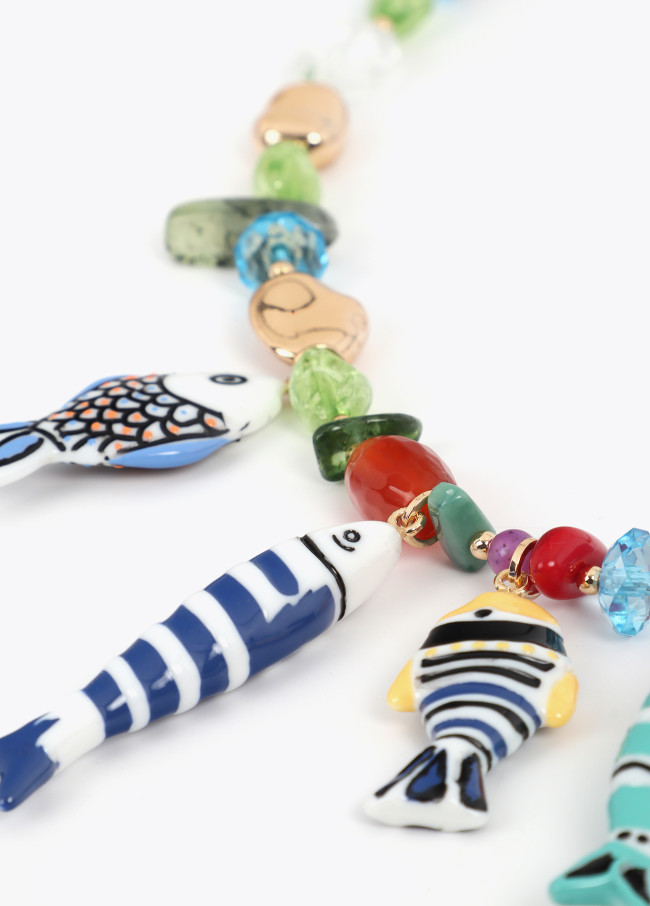 Collar cristales multicolor con charms de peces