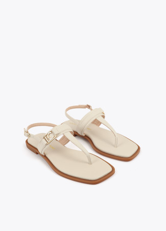 Sandalia plana con tira de dedo y hebilla logotipada