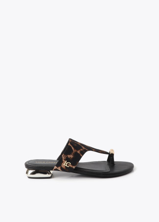 Sandalia plana animal print y aplique dorado
