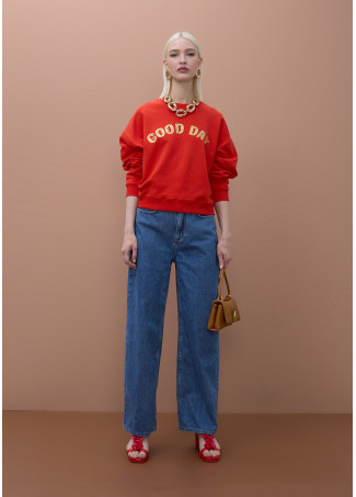 Sudadera roja con texto dorado