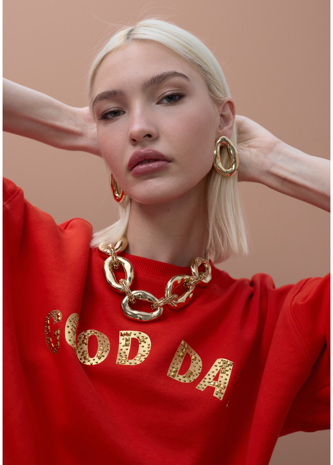 Sudadera roja con texto dorado