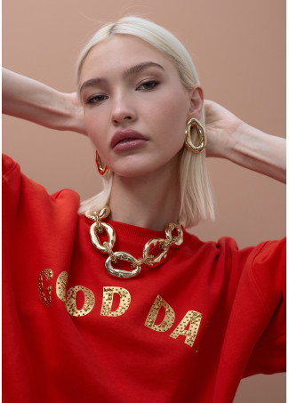 Sudadera roja con texto dorado