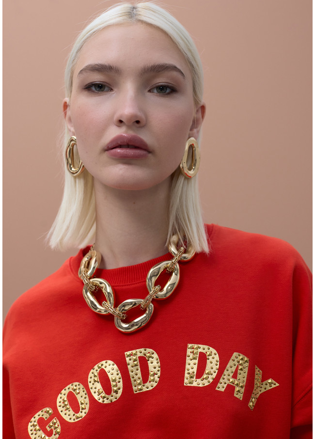 Sudadera roja con texto dorado