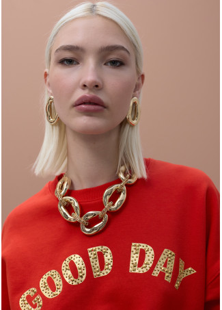 Sudadera roja con texto dorado