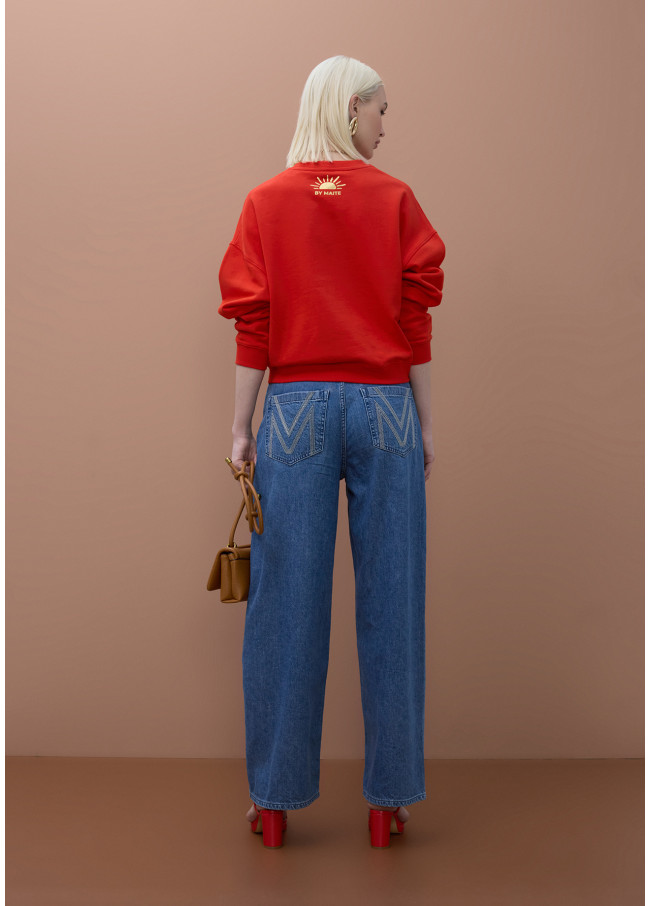 Sudadera roja con texto dorado