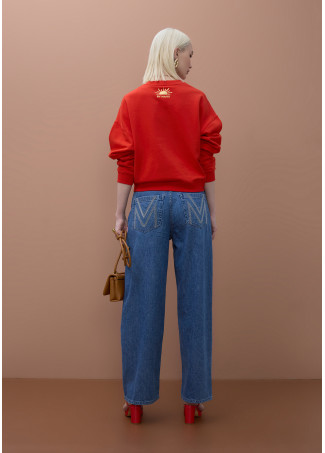 Sudadera roja con texto dorado