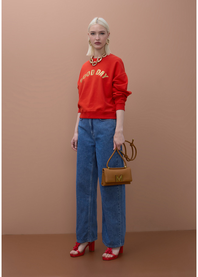 Sudadera roja con texto dorado