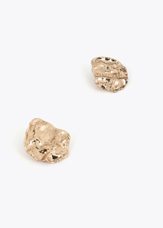 Pendientes irregulares en dorado con textura