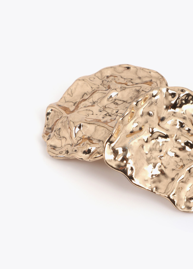 Pendientes irregulares en dorado con textura