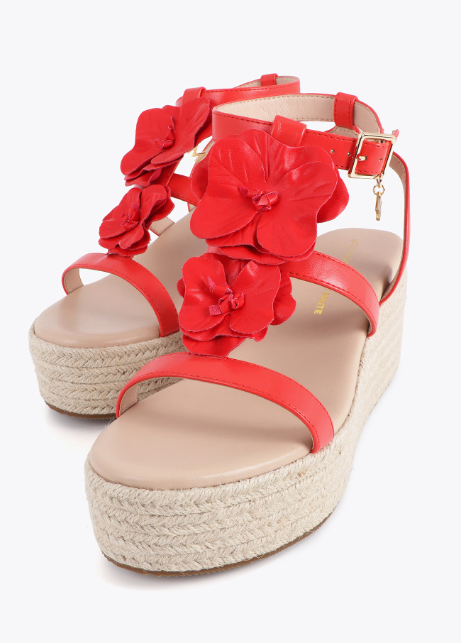 Keilsandale mit Blumenschmuck