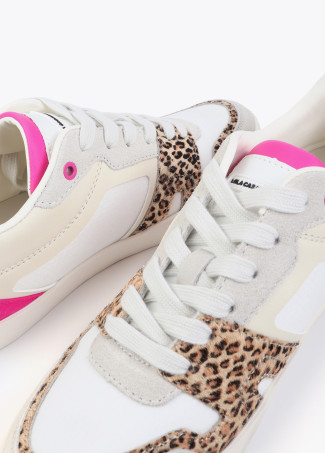 Deportiva con cuña interior en tejidos combinados y detalles en piel