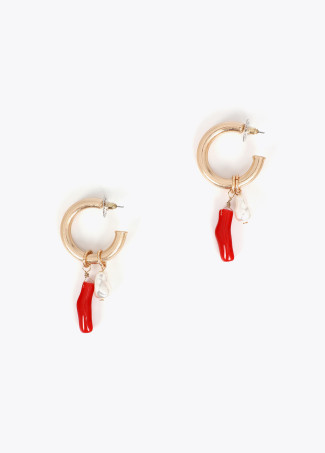 Orecchini a cerchio con charm di corallo e perla
