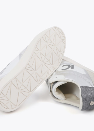 Deportiva con cuña interior y detalles en piel