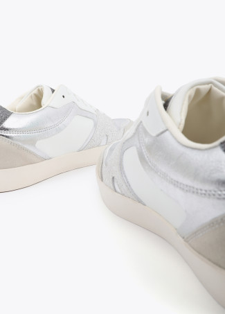 Baskets avec Talon Intérieur en Tissus Combinés et Détails en Cuir