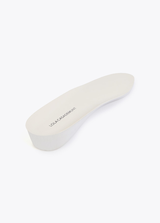 Deportiva con cuña interior y detalles en piel