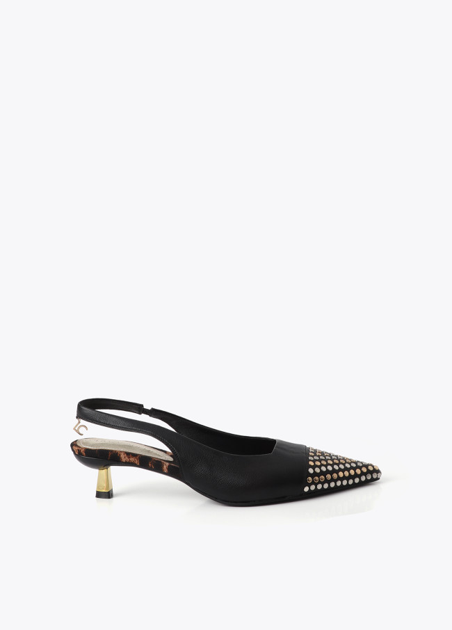 Sapato slingback com tachas