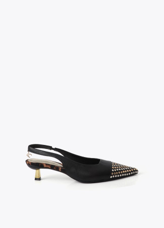 Sapato slingback com tachas
