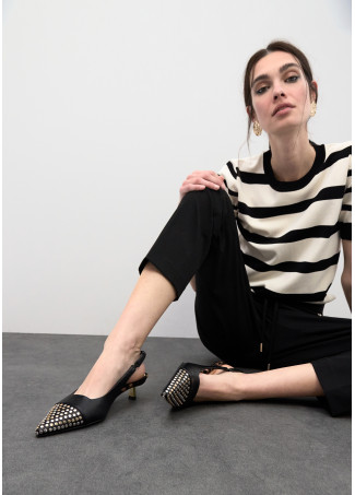 Sapato slingback com tachas