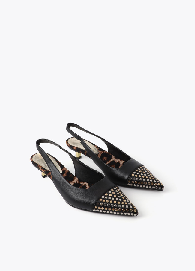 Sapato slingback com tachas