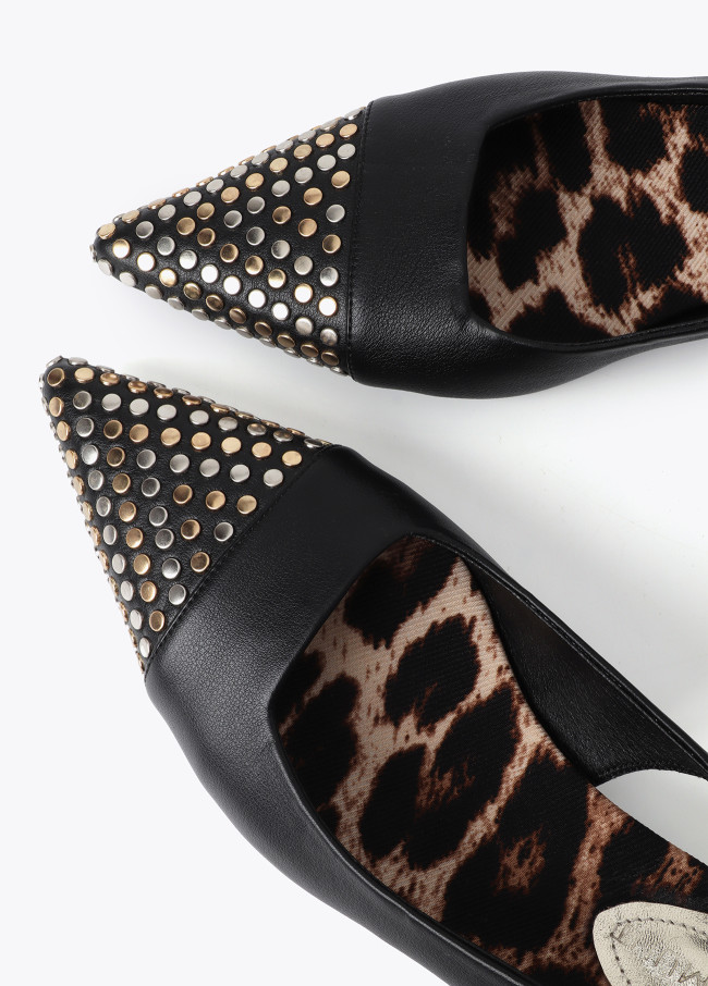 Offene Schuhe mit Nieten