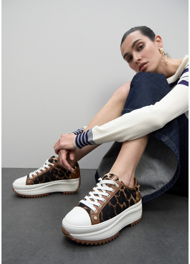 Deportiva plataforma en estampado leopardo y...