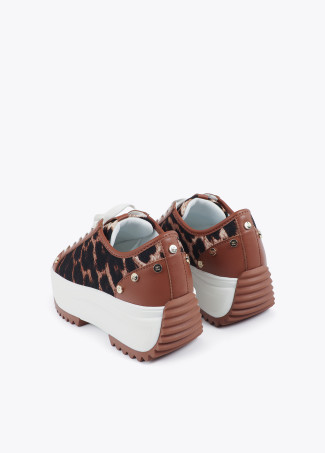 Tênis Plataforma com Estampa de Leopardo e Detalhes em Tachas