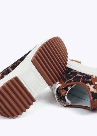 Plateau-Sneaker mit Leopardenmuster und Nieten-Details