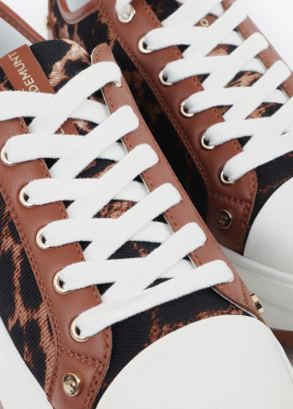 Deportiva plataforma en estampado leopardo y detalle tachas