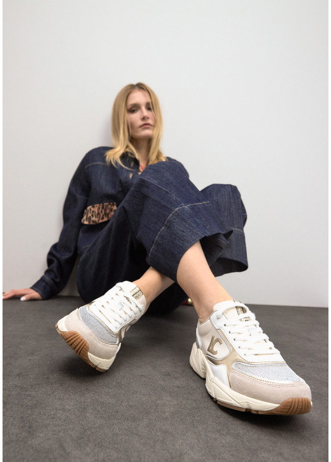 Laufschuh mit Laufsohle und kombinierte Stoffe...