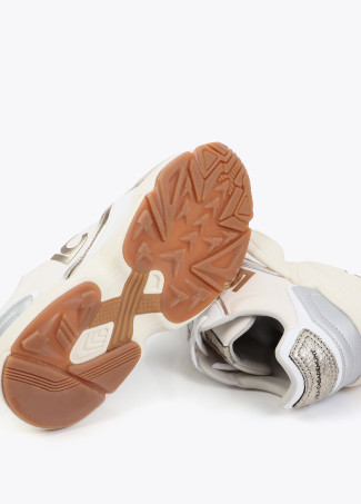 Tênis com sola running com tecidos combinados e detalhes em couro