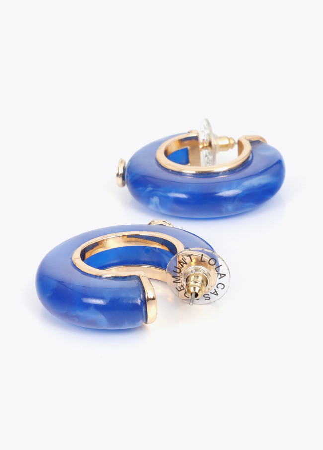 Pendientes aro chunky combinados en acrílico azul