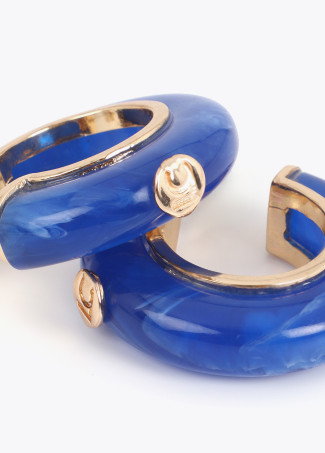 Brincos de argola chunky em acrílico azul