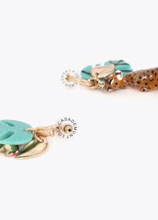 Brincos de argola com charms tropicais