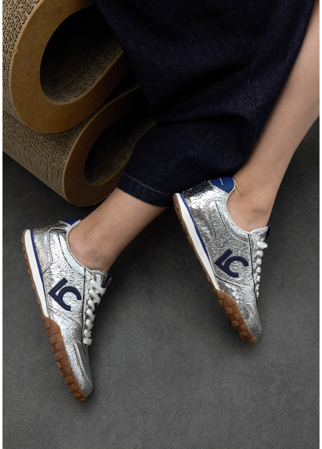 Sneaker aus metallisiertem Material