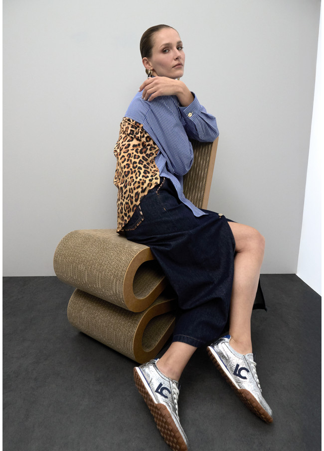 Sneaker aus metallisiertem Material