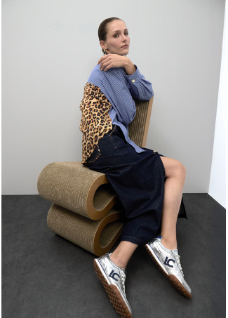 Tênis em material metalizado