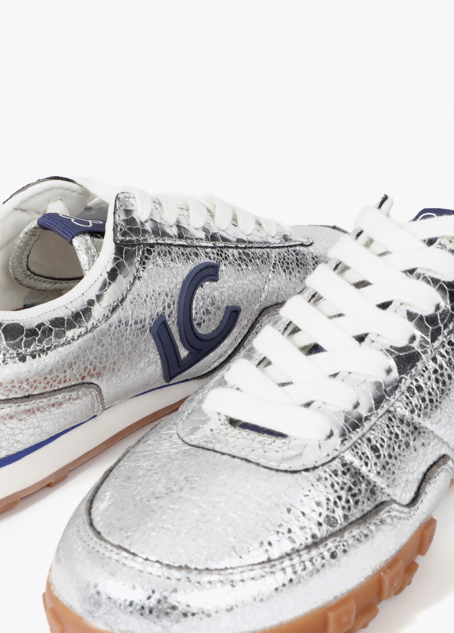 Deportiva en material metalizado